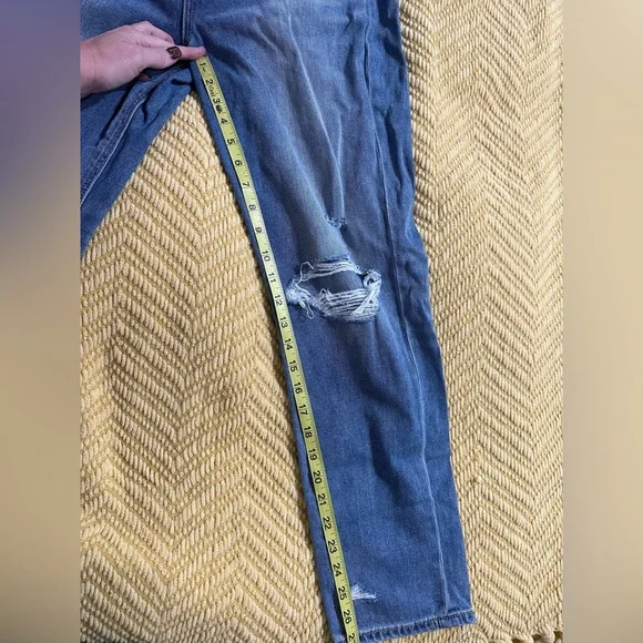 American Eagle - High-waisted Distressed Mom Jeans - Size 10 Regular - Picture 5 of 5